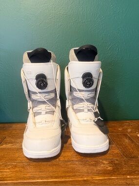 Vans Women’s Encore White Snowboard Boots
